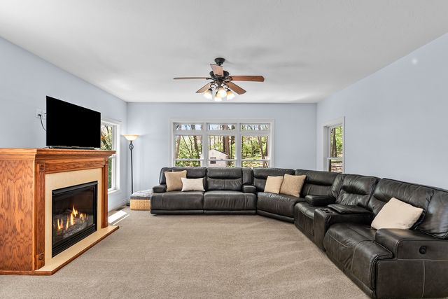 30 Hollows Court, Leclaire, IA 52753