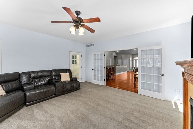 30 Hollows Court, Leclaire, IA 52753