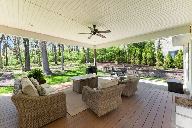 30 Hollows Court, Leclaire, IA 52753
