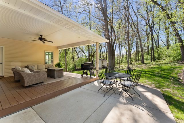 30 Hollows Court, Leclaire, IA 52753