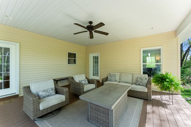 30 Hollows Court, Leclaire, IA 52753