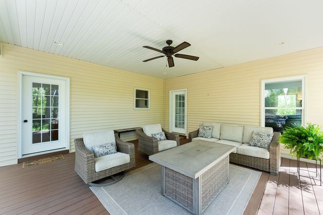 30 Hollows Court, Leclaire, IA 52753