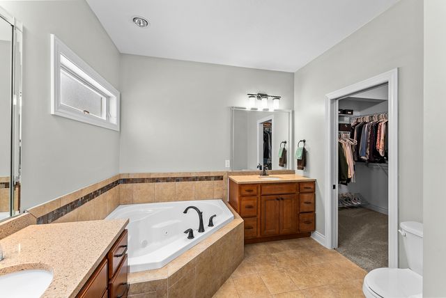 30 Hollows Court, Leclaire, IA 52753