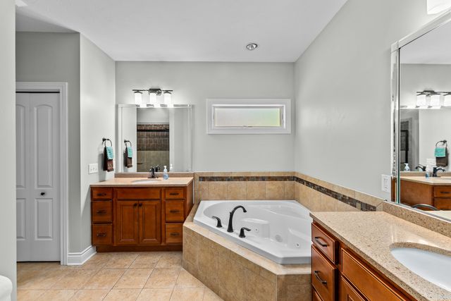 30 Hollows Court, Leclaire, IA 52753