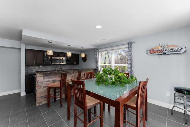 30 Hollows Court, Leclaire, IA 52753