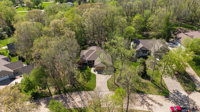 30 Hollows Court, Leclaire, IA 52753