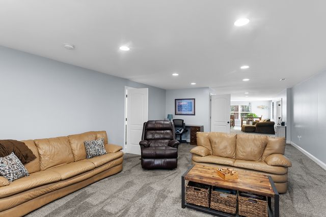 30 Hollows Court, Leclaire, IA 52753