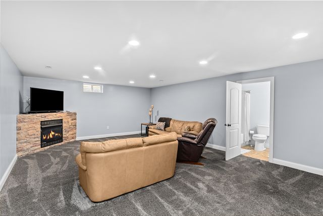 30 Hollows Court, Leclaire, IA 52753