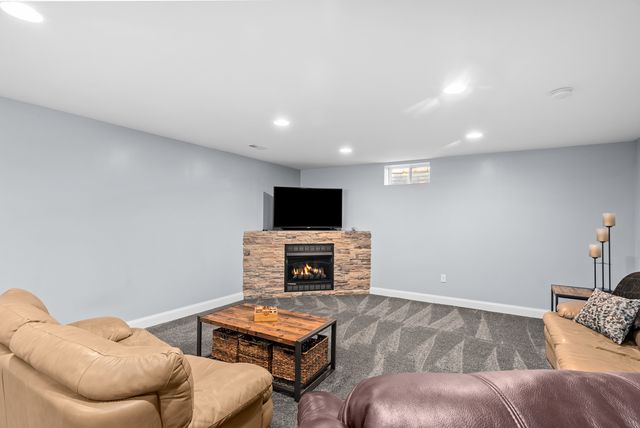 30 Hollows Court, Leclaire, IA 52753