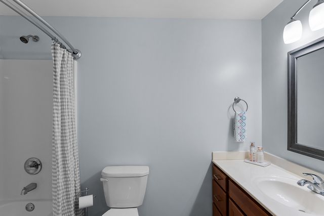 30 Hollows Court, Leclaire, IA 52753