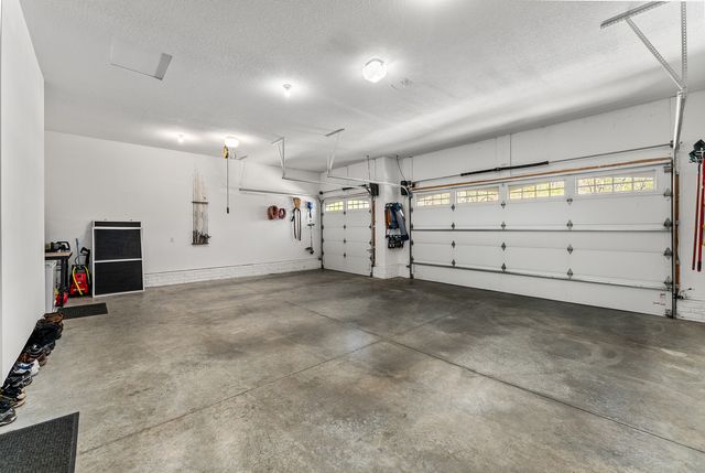 30 Hollows Court, Leclaire, IA 52753