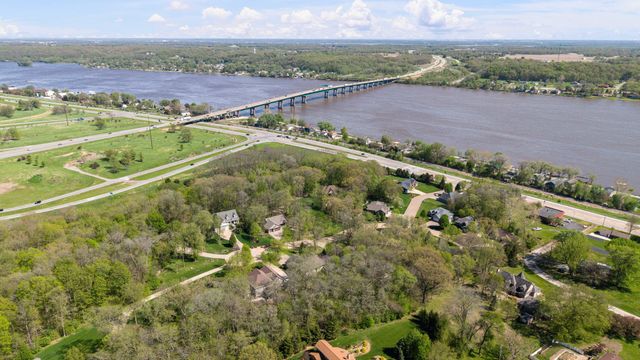 30 Hollows Court, Leclaire, IA 52753
