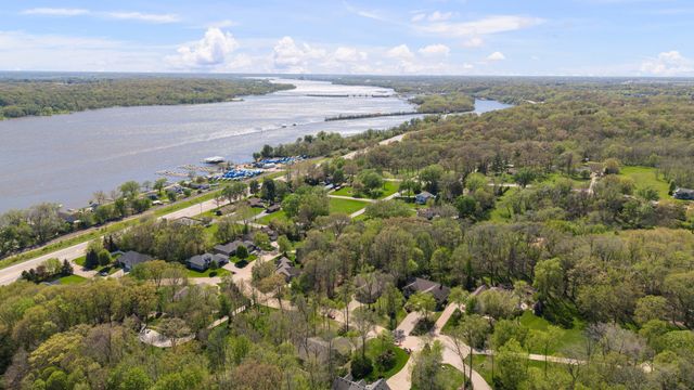 30 Hollows Court, Leclaire, IA 52753