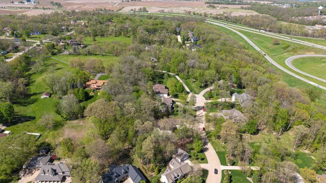 30 Hollows Court, Leclaire, IA 52753