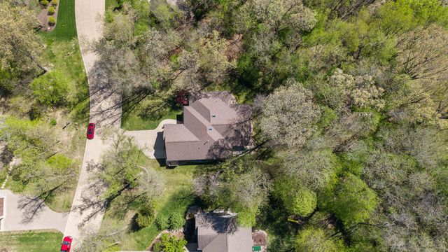 30 Hollows Court, Leclaire, IA 52753