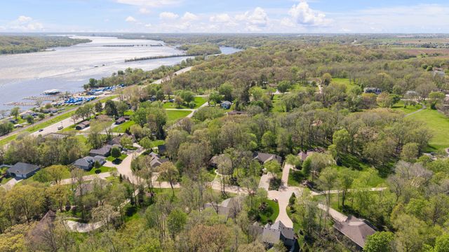 30 Hollows Court, Leclaire, IA 52753