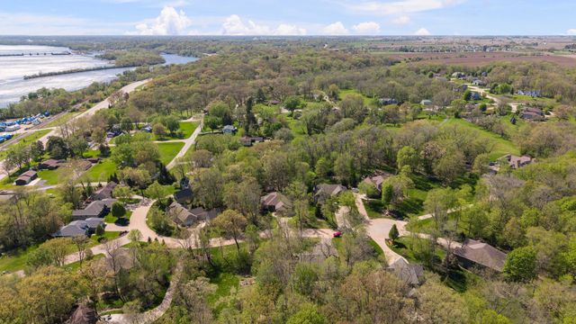 30 Hollows Court, Leclaire, IA 52753