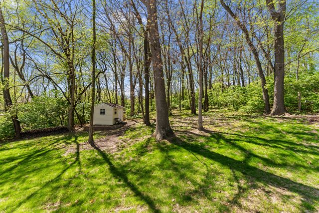 30 Hollows Court, Leclaire, IA 52753