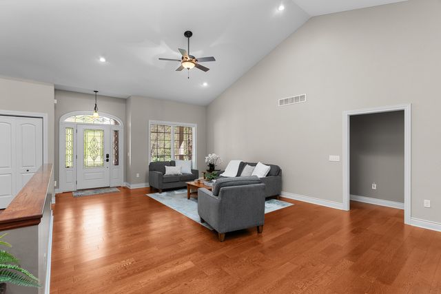 30 Hollows Court, Leclaire, IA 52753