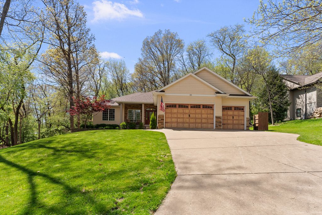 30 Hollows Court, Leclaire, IA 52753