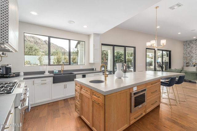 4601 N Royal View Drive, Phoenix, AZ 85018