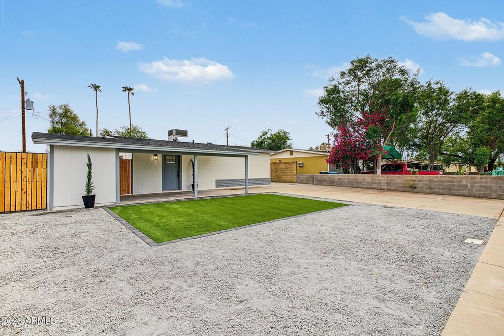 7727 W WELDON Avenue, Phoenix, AZ 85033 — photo 2