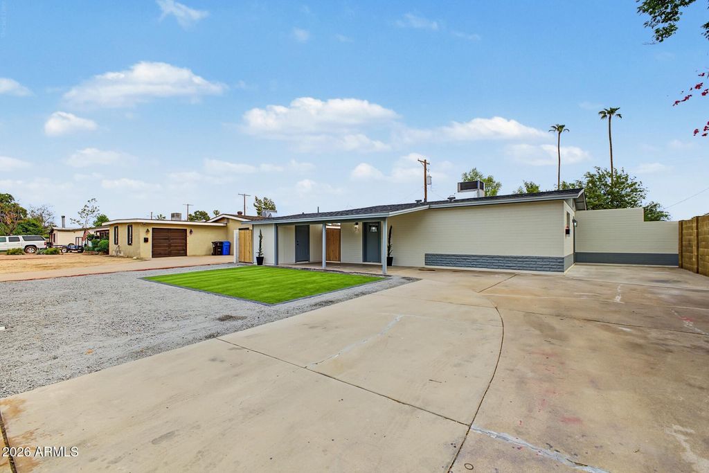 7727 W WELDON Avenue, Phoenix, AZ 85033 — photo 3