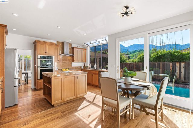 258 El Pueblo Place, Clayton, CA 94517