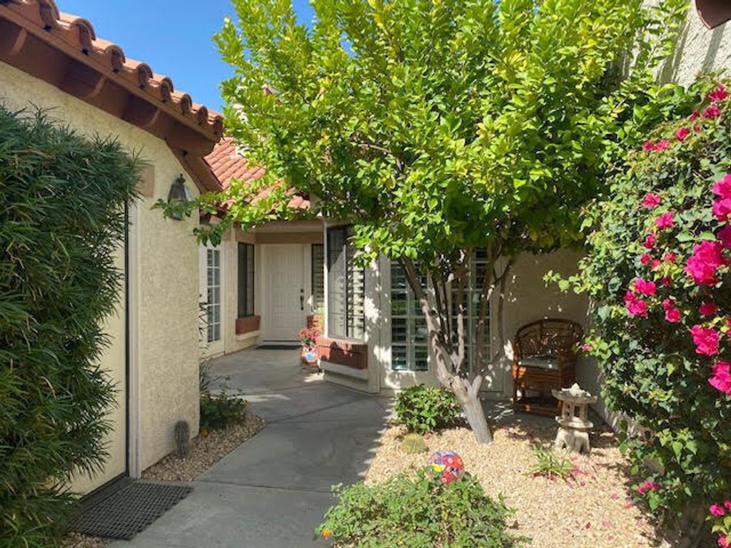107 Avellino Circle, Palm Desert, CA 92211