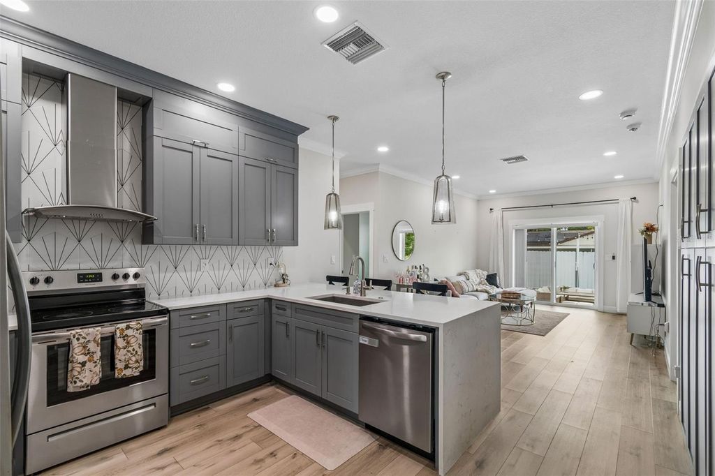 Image 14 of property listing at 1901 W CLUSTER AVENUE, Tampa, FL 33604