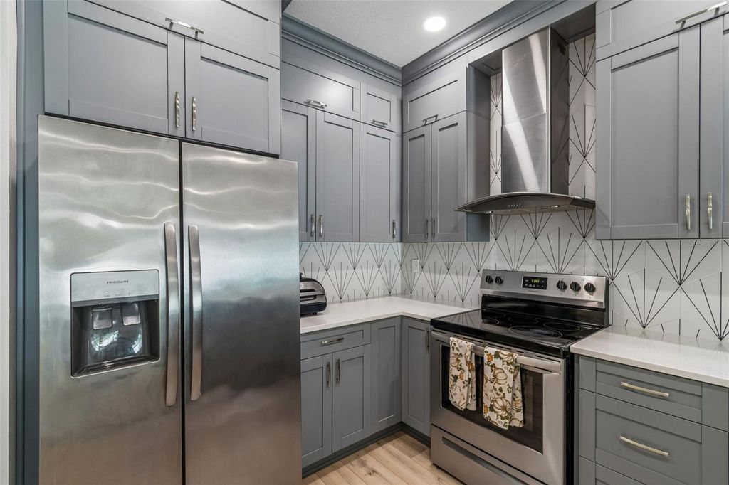 Image 21 of property listing at 1901 W CLUSTER AVENUE, Tampa, FL 33604