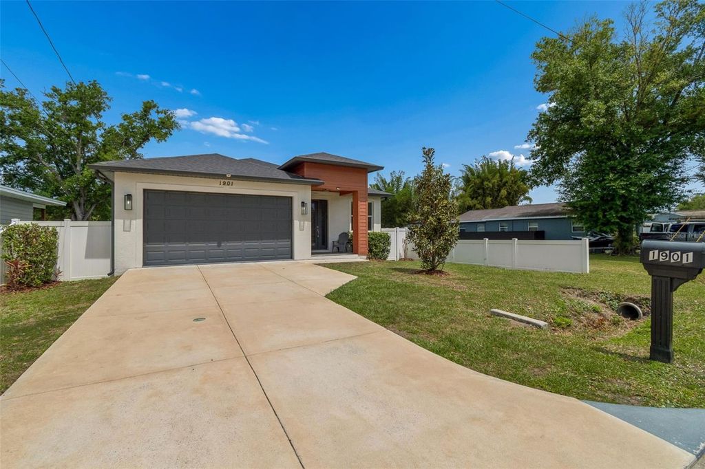 Image 4 of property listing at 1901 W CLUSTER AVENUE, Tampa, FL 33604