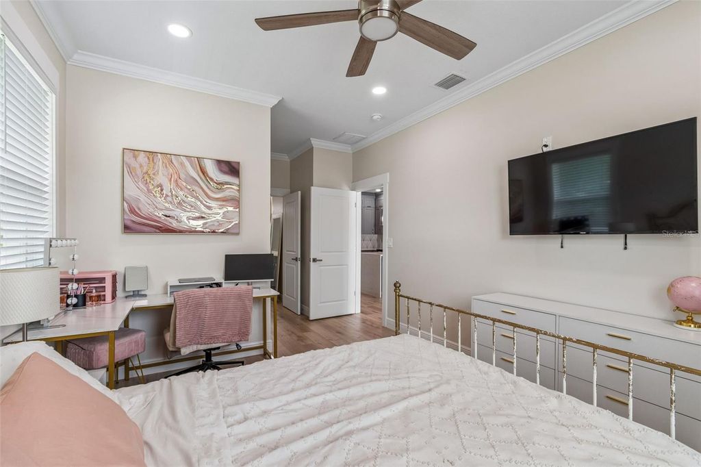 Image 31 of property listing at 1901 W CLUSTER AVENUE, Tampa, FL 33604