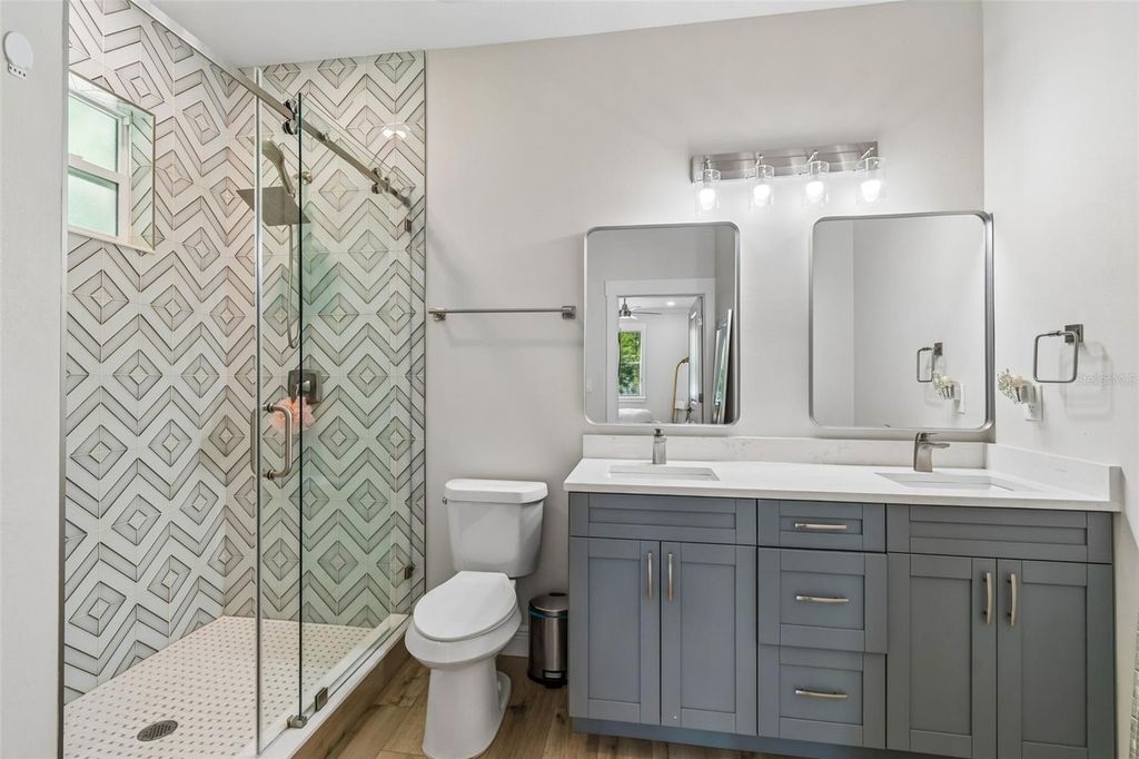 Image 32 of property listing at 1901 W CLUSTER AVENUE, Tampa, FL 33604