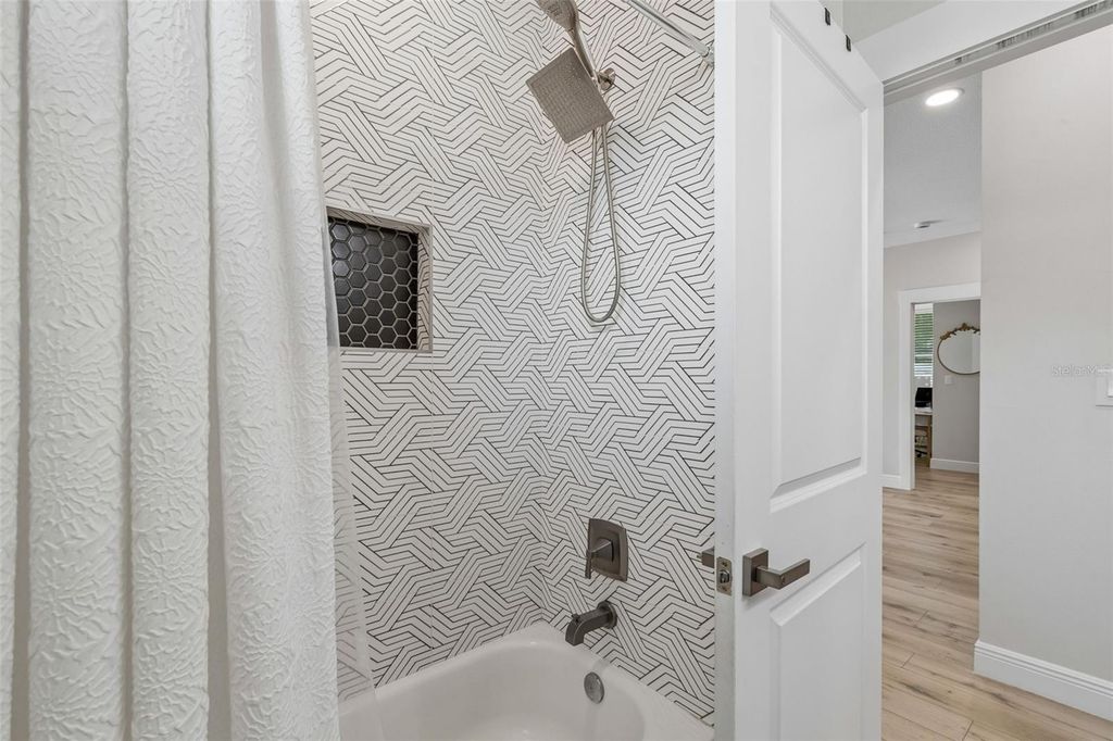 Image 39 of property listing at 1901 W CLUSTER AVENUE, Tampa, FL 33604