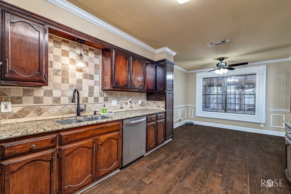 Image 15 of property listing at 3849 Sunset Drive, San Angelo, TX 76904
