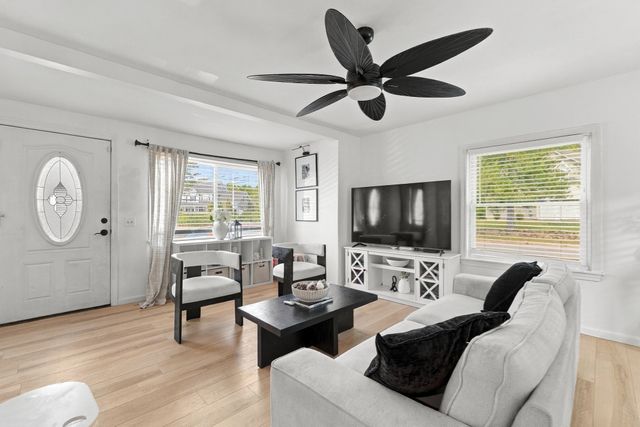 861 Pleasant St, Attleboro, MA 02703