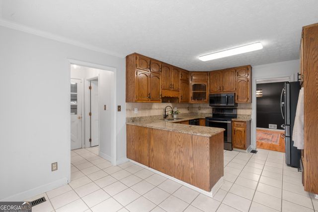 2230 Castle Lake Drive, Tyrone, GA 30290