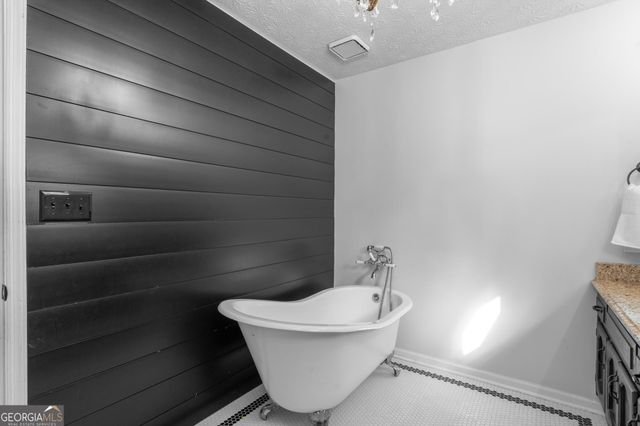 2230 Castle Lake Drive, Tyrone, GA 30290