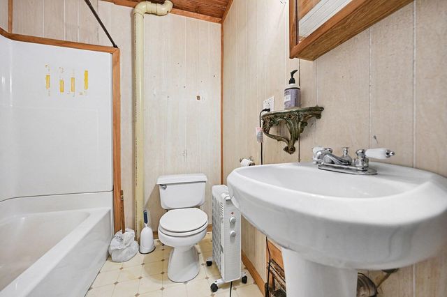 7651 S Avenue W, Texas Twp, MI 49087