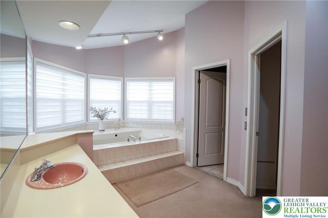 4994 Meadow Lane, Lower Macungie Twp, PA 18062