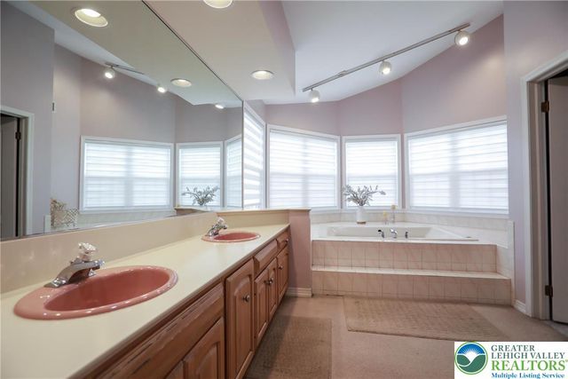 4994 Meadow Lane, Lower Macungie Twp, PA 18062