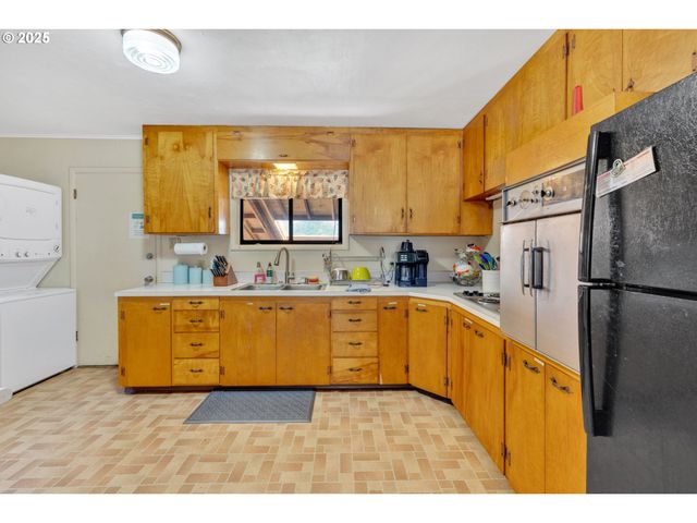 835 N HOLLADAY Dr, Seaside, OR 97138