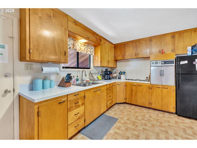 835 N HOLLADAY Dr, Seaside, OR 97138