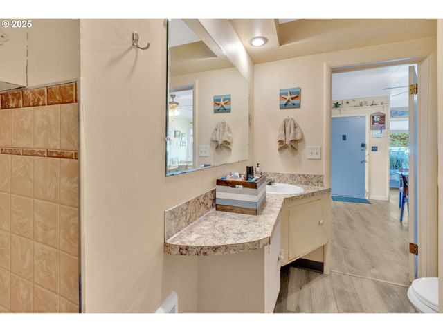 835 N HOLLADAY Dr, Seaside, OR 97138