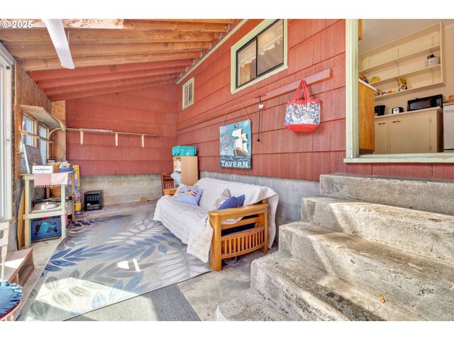 835 N HOLLADAY Dr, Seaside, OR 97138