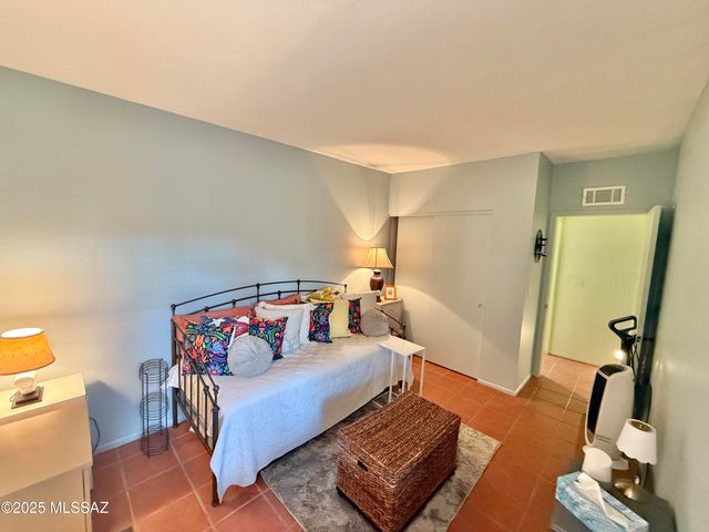 8110 E Rivenoak Circle, Tucson, AZ 85715