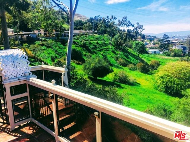 5417 Weatherford Drive, Los Angeles, CA 90008