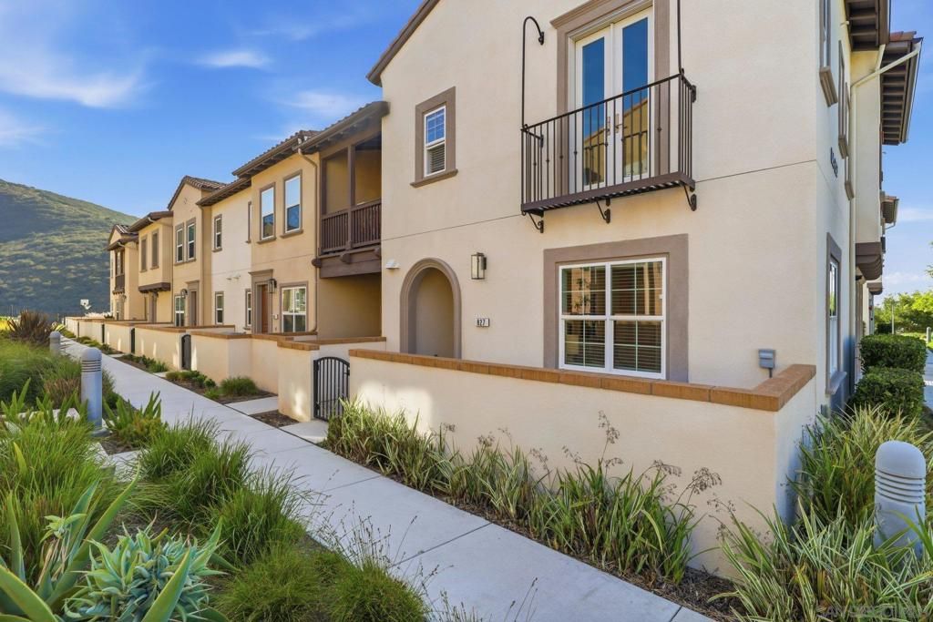 Image 6 of property listing at 827 Blackstone, San Marcos, CA 92078