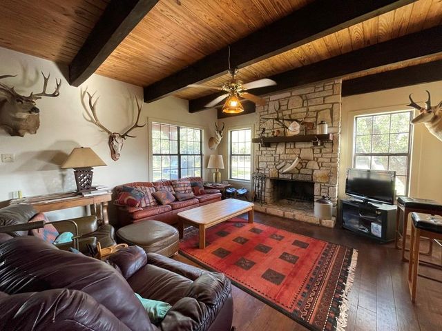 1400 Greer Lane, Burnet, TX 78611